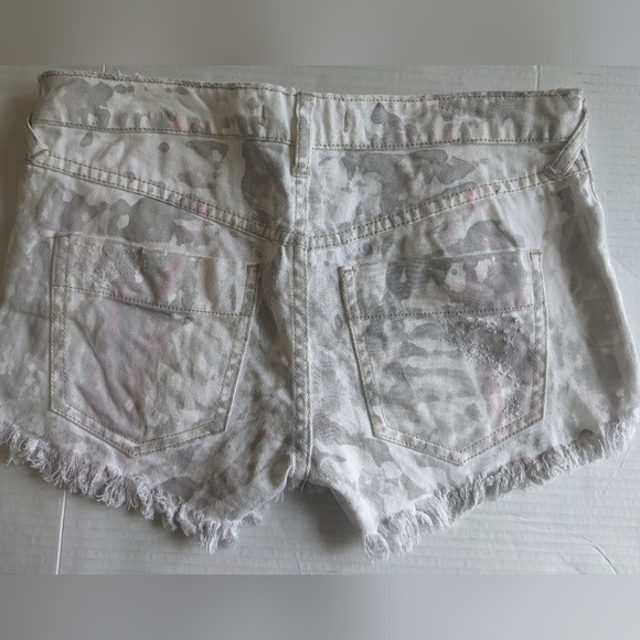 Free PEOPLE ICING WASH CUTOFF WHITE JEANS CAMO SHORTS MID-RISE SIZE 25 - Picture 3 of 13